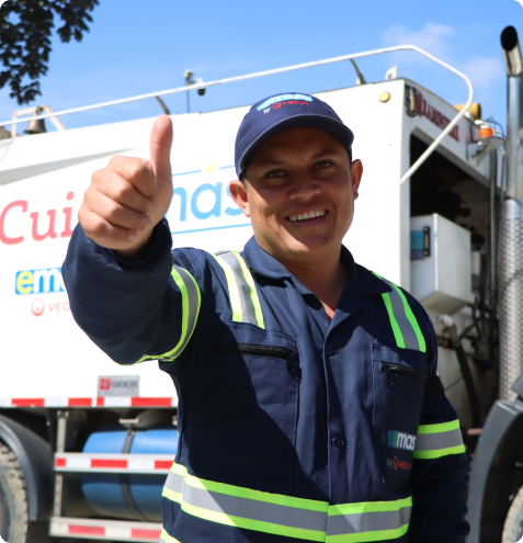 Colaboradora de EMAS con uniforme corporativo.