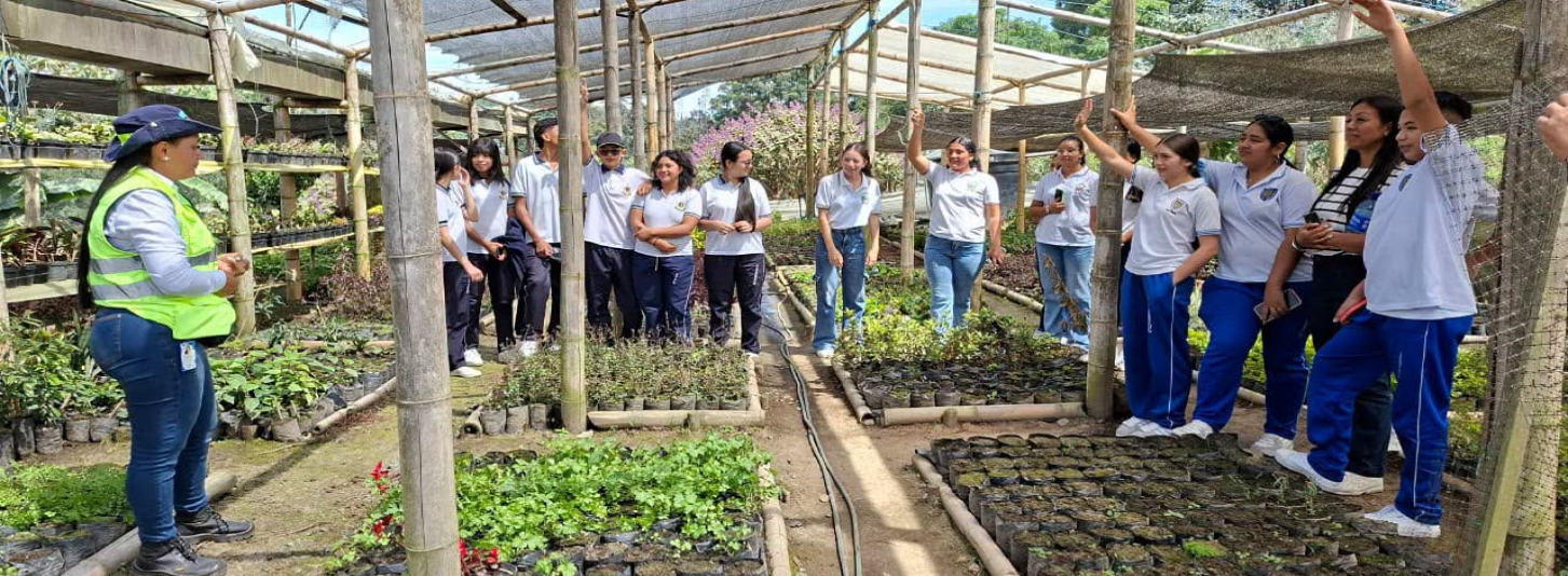 Grupo de personas durante una actividad ambiental en un vivero
