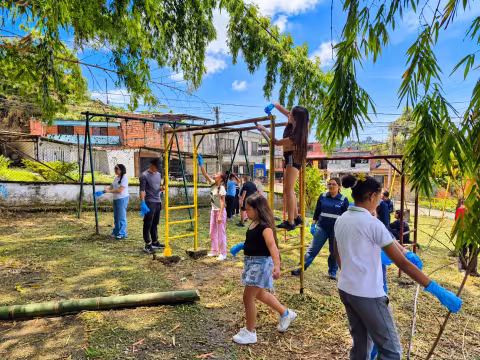niños pintando parque infantil