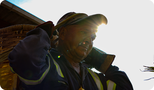 Persona con indumentaria de trabajo ambiental iluminada por el sol